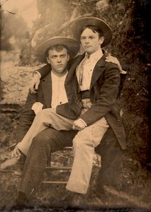 Dos hombres posan para una foto de Unknown